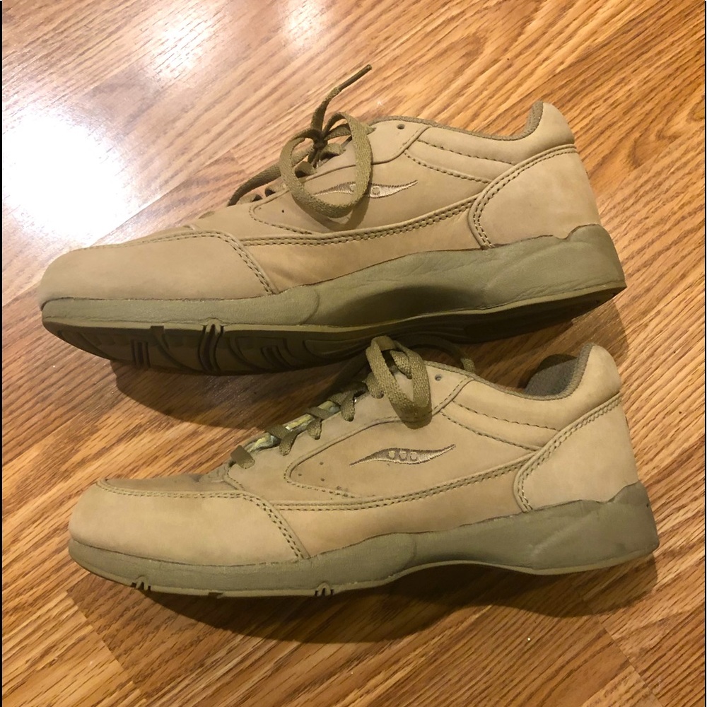 Saucony ladies size 8.5 walking shoe with instep support